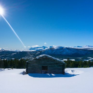 Hytte i vinterlandskap